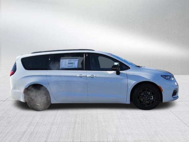 new 2024 Chrysler Pacifica Hybrid car, priced at $44,865