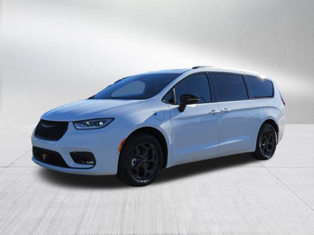 new 2024 Chrysler Pacifica Hybrid car, priced at $44,865