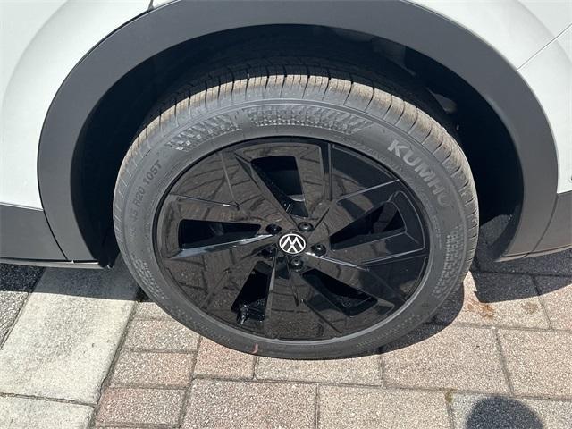 new 2025 Volkswagen ID.4 car, priced at $60,526