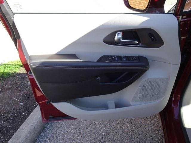 used 2022 Chrysler Pacifica Hybrid car, priced at $25,874