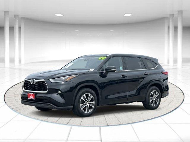 used 2022 Toyota Highlander car, priced at $36,755
