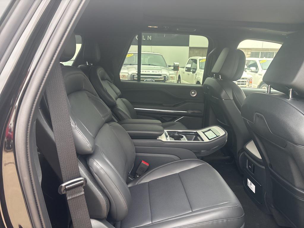 new 2025 Lincoln Navigator car, priced at $105,664