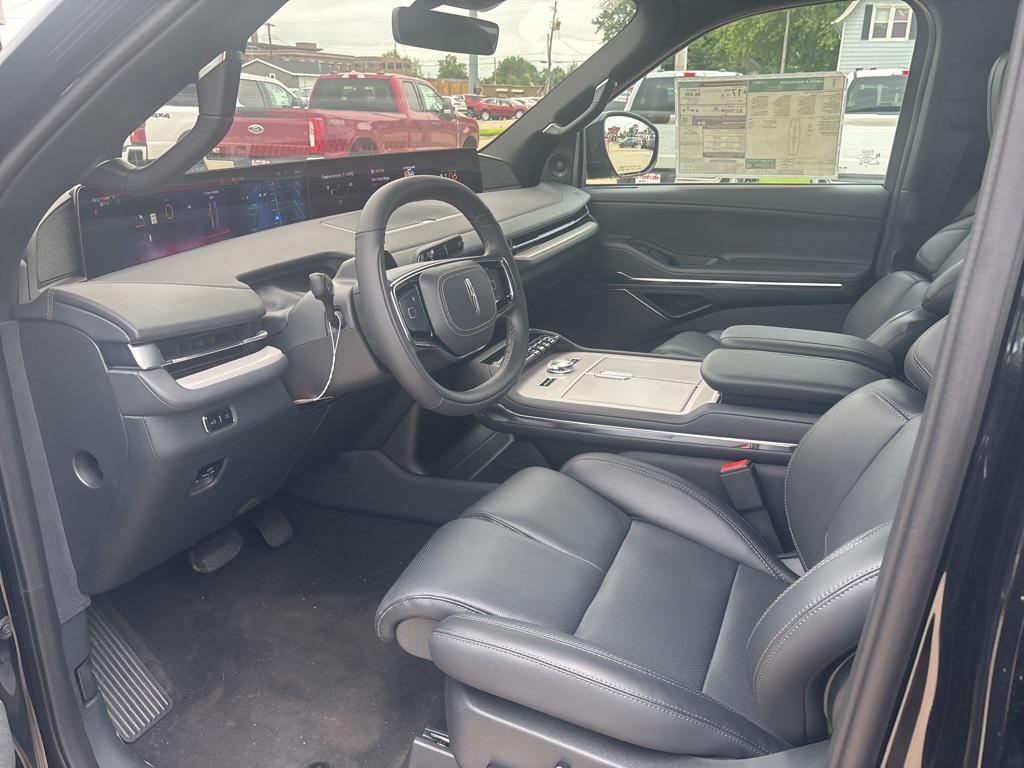 new 2025 Lincoln Navigator car, priced at $105,664