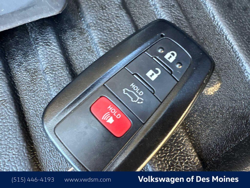 used 2022 Toyota Highlander car, priced at $35,998