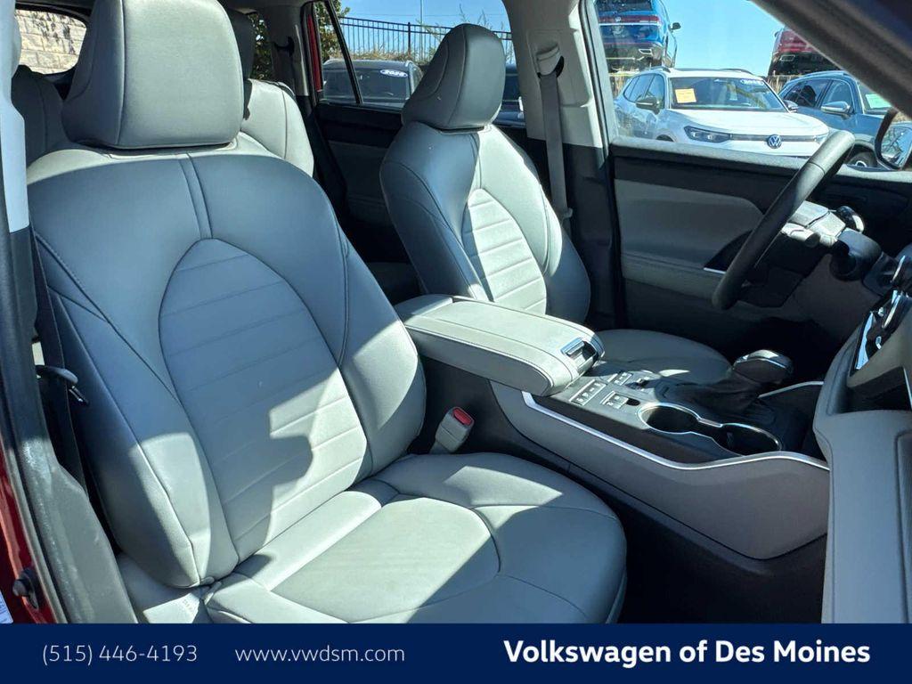 used 2022 Toyota Highlander car, priced at $35,998