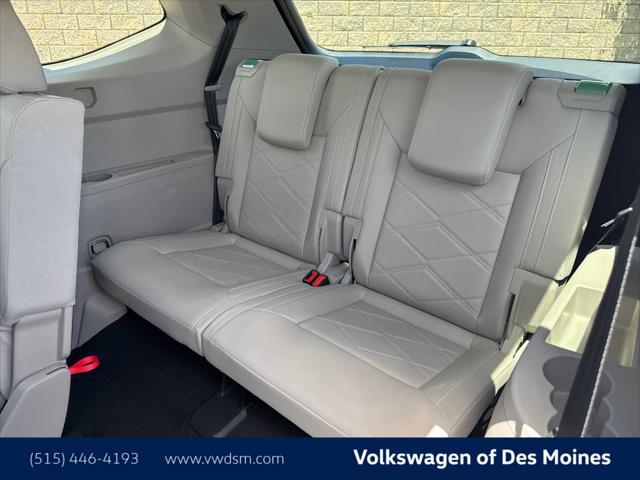 new 2025 Volkswagen Atlas car, priced at $46,998