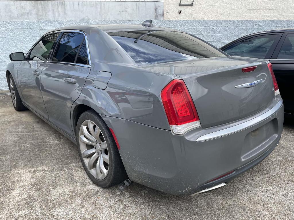 used 2018 Chrysler 300 car