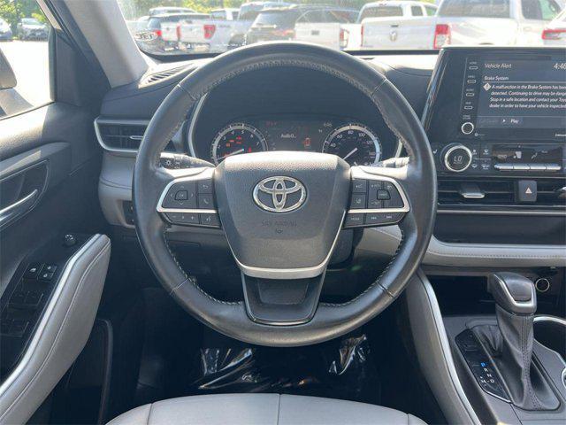 used 2022 Toyota Highlander car, priced at $38,400