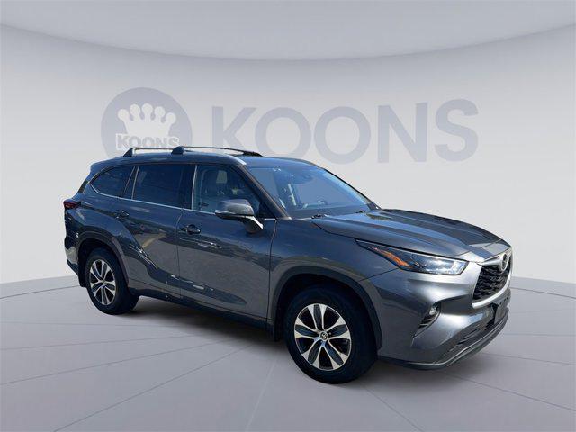 used 2022 Toyota Highlander car, priced at $38,400