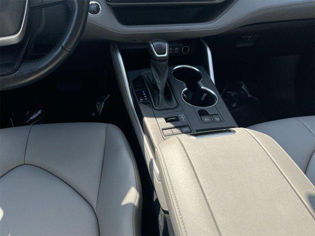 used 2022 Toyota Highlander car, priced at $38,400