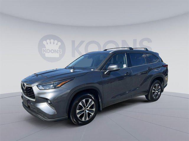 used 2022 Toyota Highlander car, priced at $38,400