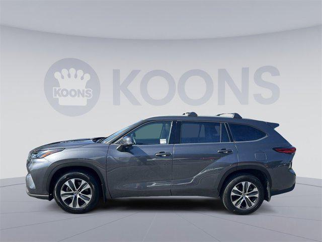used 2022 Toyota Highlander car, priced at $38,400