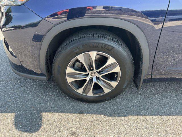 used 2022 Toyota Highlander car, priced at $38,600