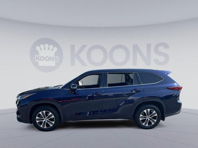 used 2022 Toyota Highlander car, priced at $38,600