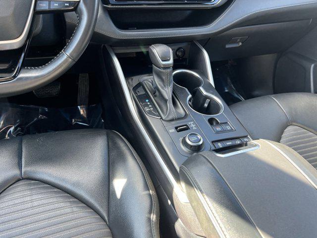 used 2022 Toyota Highlander car, priced at $34,500