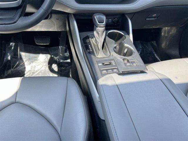used 2022 Toyota Highlander car, priced at $37,400