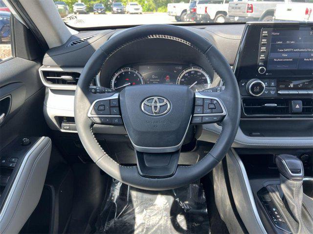 used 2022 Toyota Highlander car, priced at $37,400