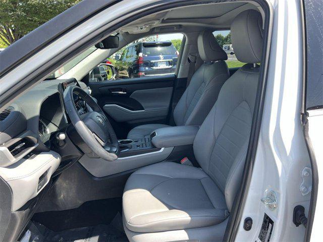 used 2022 Toyota Highlander car, priced at $37,400