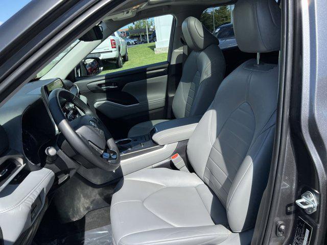 used 2021 Toyota Highlander Hybrid car, priced at $32,885
