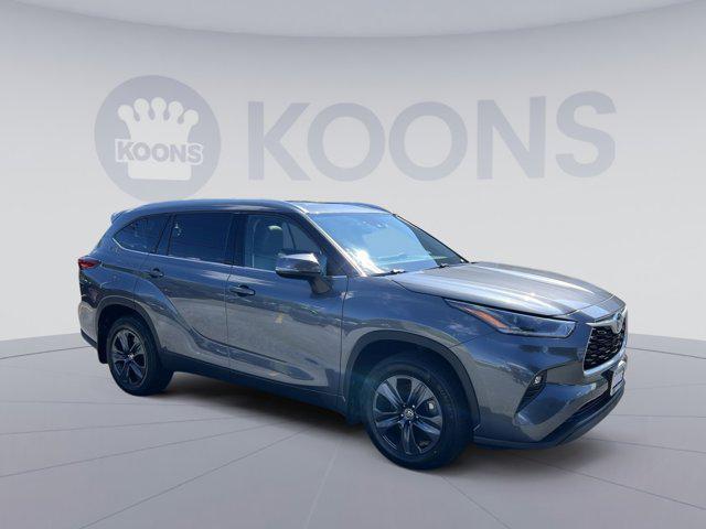 used 2021 Toyota Highlander Hybrid car, priced at $32,885