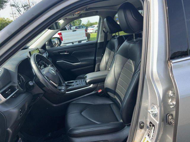 used 2022 Toyota Highlander car, priced at $37,200