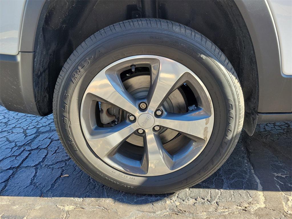 used 2020 Jeep Cherokee car, priced at $17,899