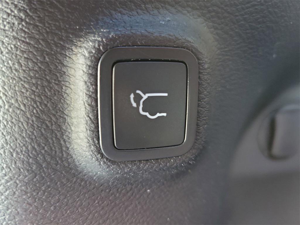 used 2020 Jeep Cherokee car, priced at $17,899