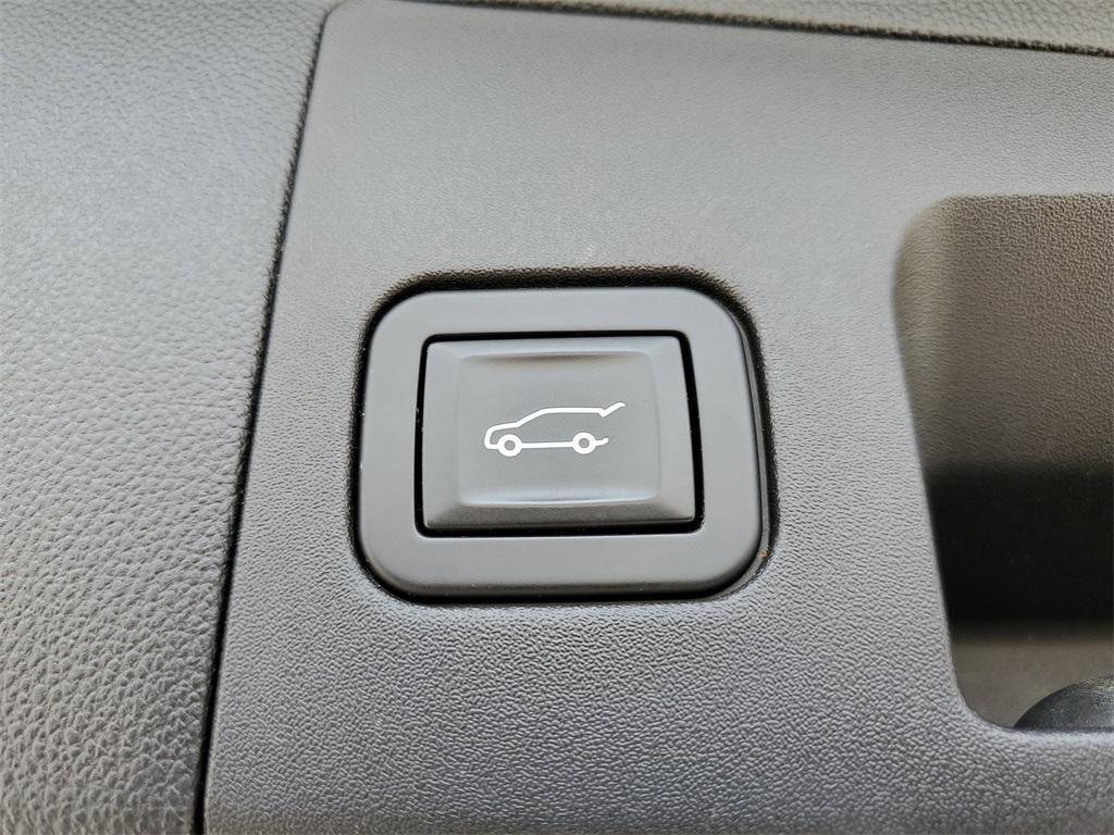 used 2018 Cadillac XT5 car, priced at $17,889