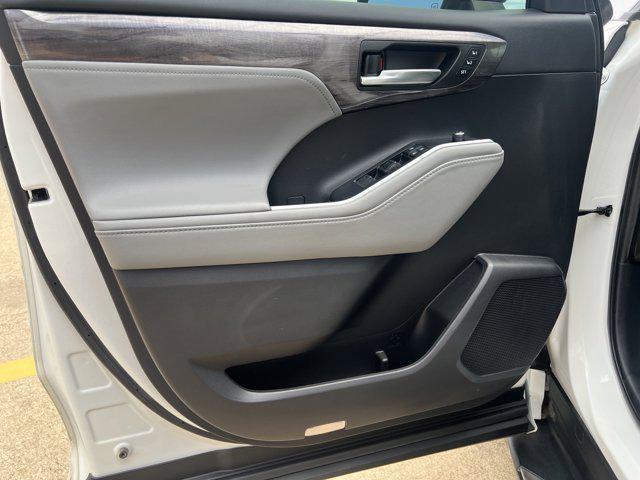 used 2021 Toyota Highlander car, priced at $34,999