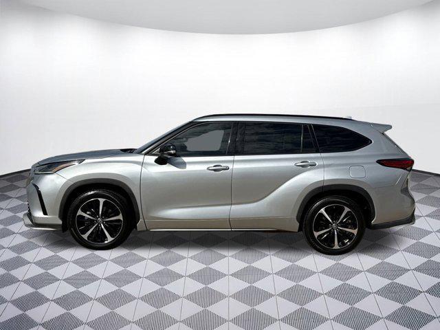 used 2022 Toyota Highlander car, priced at $33,498