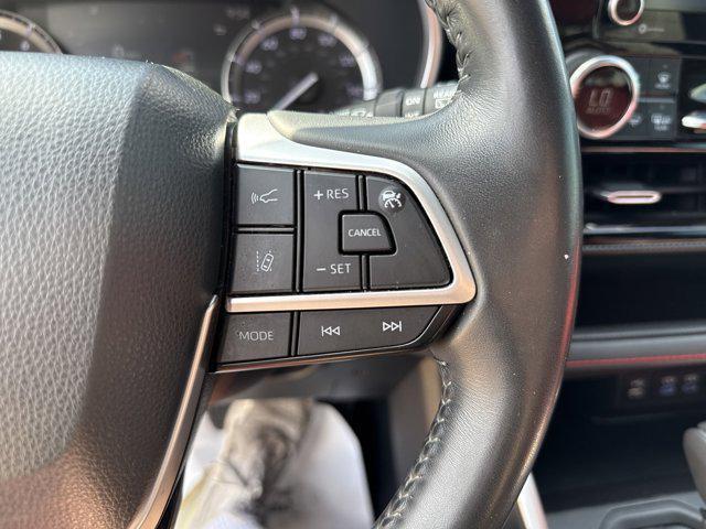 used 2022 Toyota Highlander car, priced at $33,498