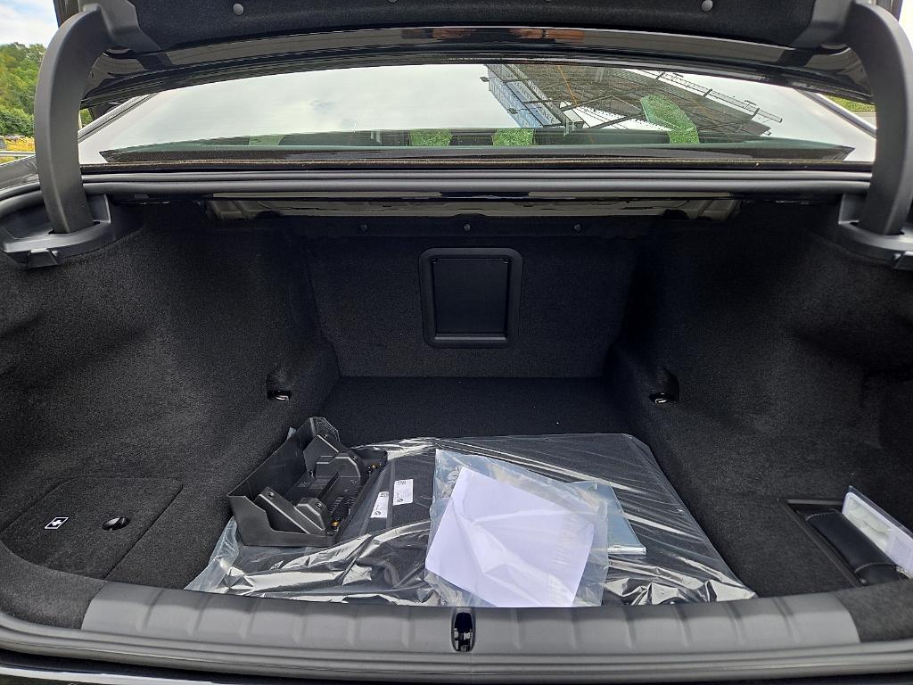 new 2025 BMW 760 car, priced at $130,525