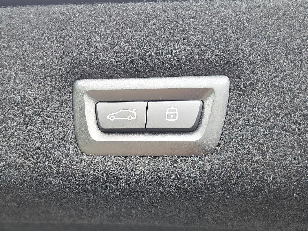 new 2025 BMW 760 car, priced at $130,525