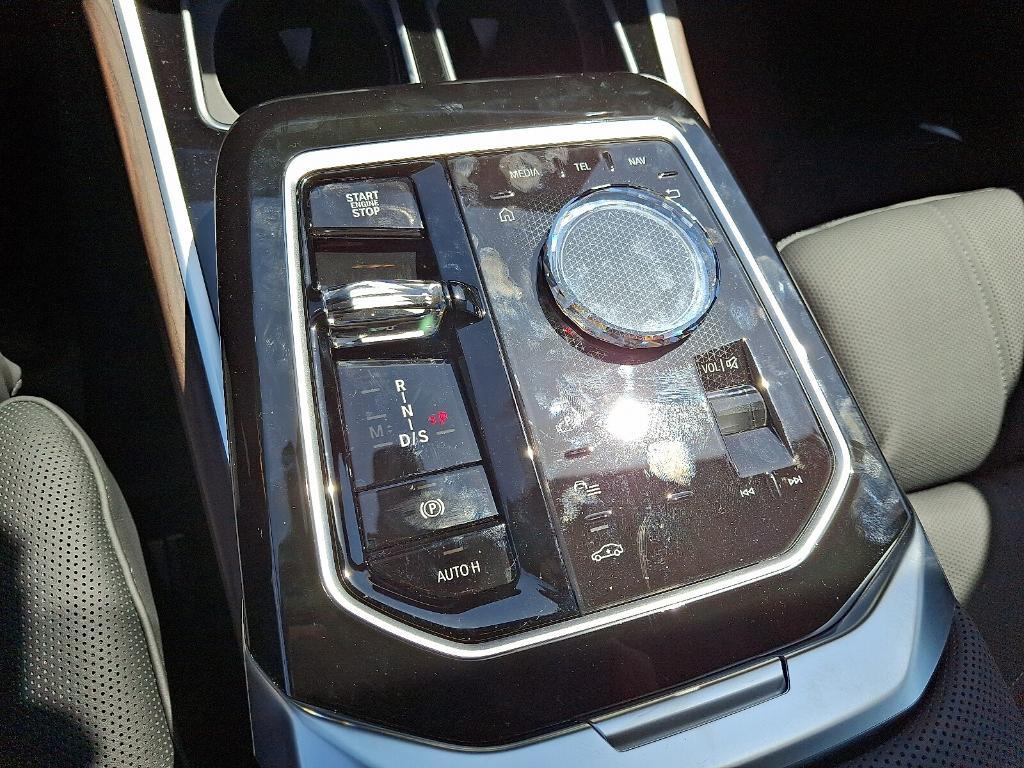 new 2025 BMW 760 car, priced at $137,550