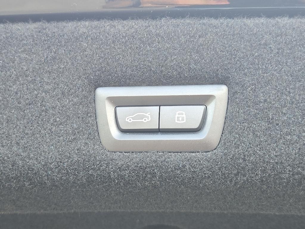 new 2025 BMW 760 car, priced at $127,100