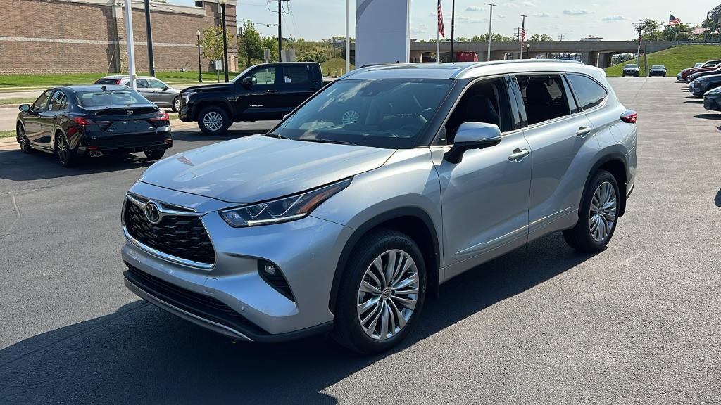 used 2023 Toyota Highlander car, priced at $46,990