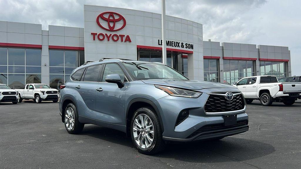 used 2022 Toyota Highlander Hybrid car, priced at $39,990