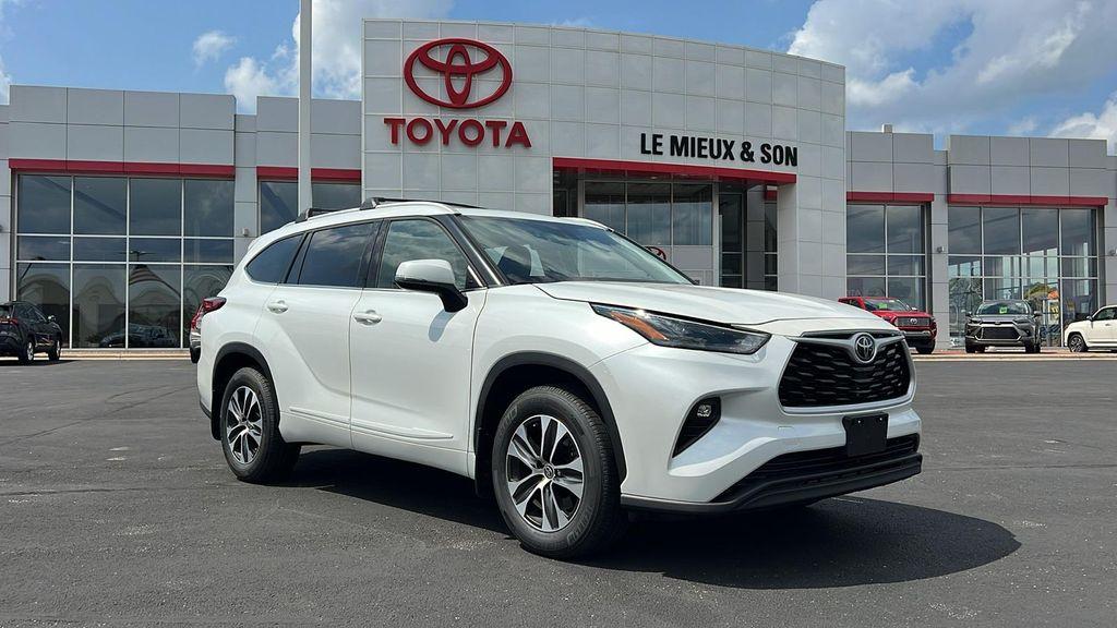 used 2022 Toyota Highlander car, priced at $39,990