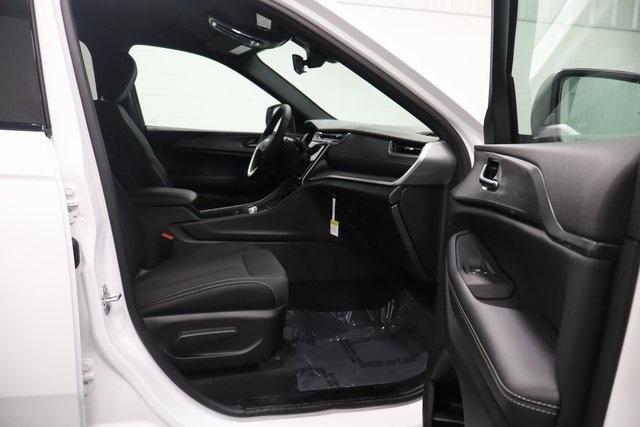 new 2025 Jeep Grand Cherokee car, priced at $34,570