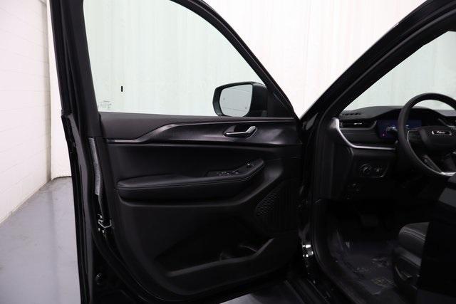 new 2025 Jeep Grand Cherokee car, priced at $39,999