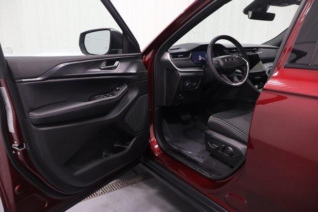 new 2025 Jeep Grand Cherokee car, priced at $35,106