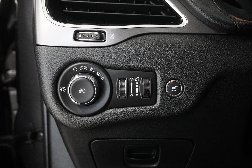 used 2020 Jeep Cherokee car, priced at $18,995