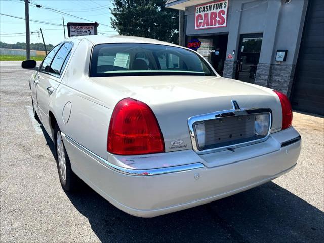 used 2005 Lincoln Town Car car, priced at $2,995