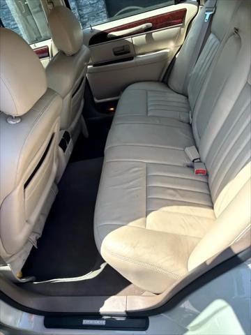 used 2005 Lincoln Town Car car, priced at $2,995