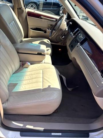 used 2005 Lincoln Town Car car, priced at $2,995