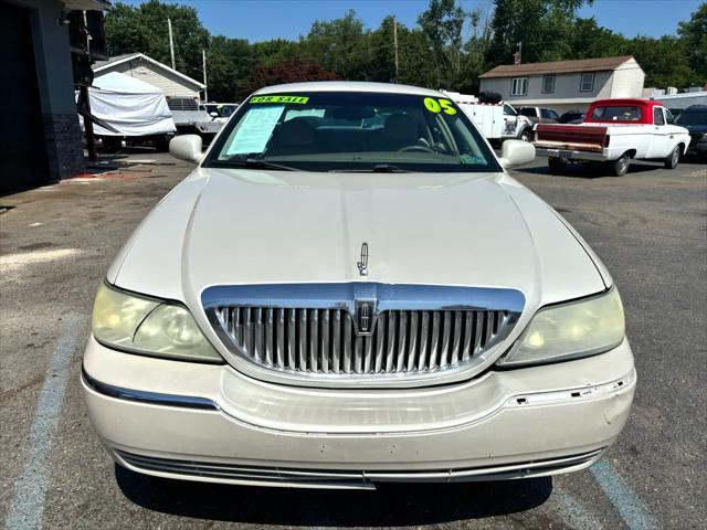 used 2005 Lincoln Town Car car, priced at $2,995