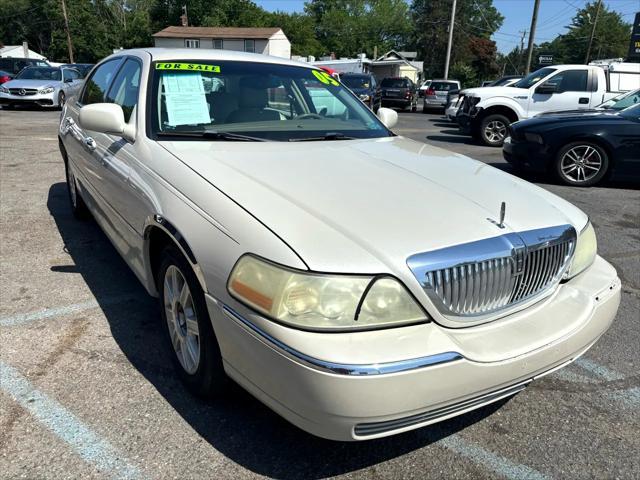 used 2005 Lincoln Town Car car, priced at $2,995