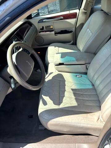 used 2005 Lincoln Town Car car, priced at $2,995