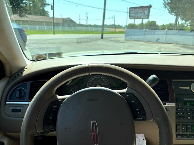 used 2005 Lincoln Town Car car, priced at $2,995