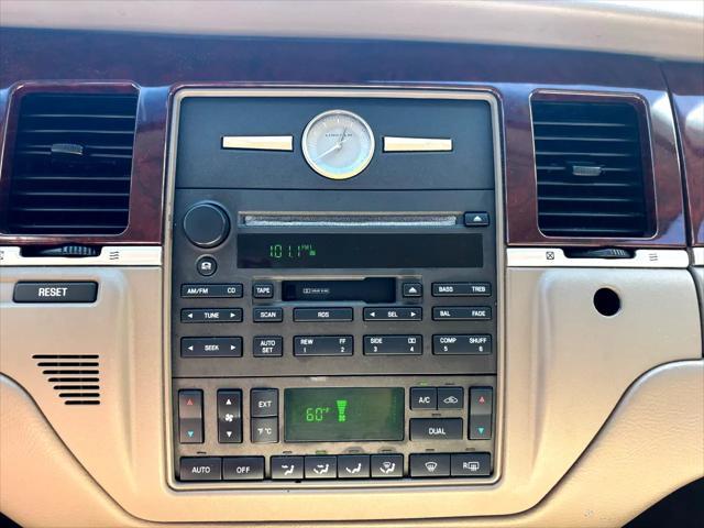 used 2005 Lincoln Town Car car, priced at $2,995